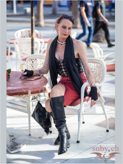 lady-suby-balmer-street-restaurant Lady Suby Balmer in full leather outfit, street restaurant, Las Américas, Tenerife.