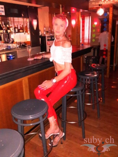 suby-balmer-bermuda-bar-webergasse-basel Suby at the Bermuda Bar at Basel with sexy red vinyl pants.
