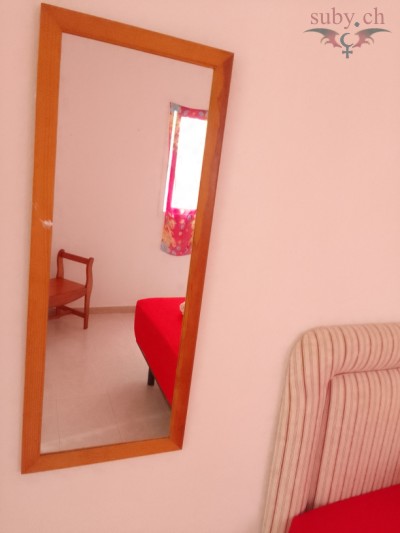 suby-balmer-guest-room-mirror Sex playroom with mirrors and Canarian furniture.